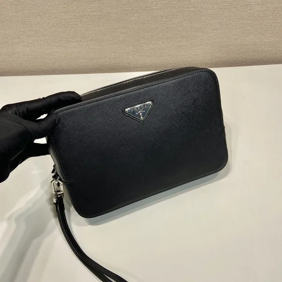 Prada Saffiano جلد Pouch أسود Pouch